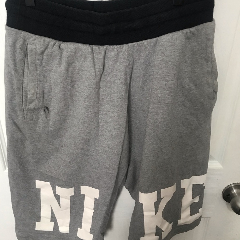Nike shorts men’s size medium